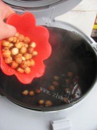 美味的银耳莲子炖雪梨做法图解3)