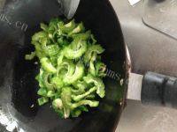 美味青椒炒苦瓜做法图解4)