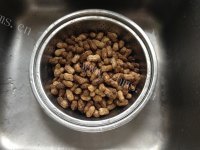 下酒菜五香煮花生做法图解2)
