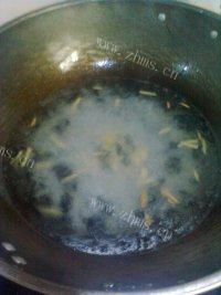 营养丰富的紫菜虾皮蛋花汤做法图解4)