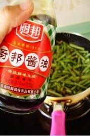 色泽不错的肉丝炒豇豆做法图解7)