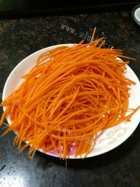 美味的胡萝卜炒面做法图解2)