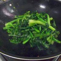 家常菜菜心炒肉片做法图解5)