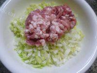 色味俱全的白菜猪肉馅饺子做法图解4)
