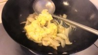 妈妈做洋葱炒鸡蛋做法图解10)
