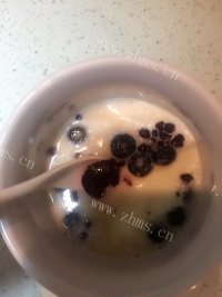 自制蓝莓奶昔做法图解5)