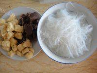 鸭血油豆腐粉丝汤做法图解3)