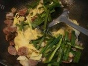豆皮炒腊肠做法图解3)