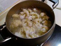 家常菜花菜炒肉丝做法图解2)