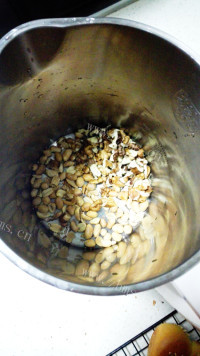 美味的花生核桃露做法图解2)