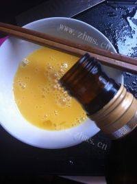 美味的虾仁炖蛋做法图解2)