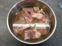 美味的排骨莲藕汤做法图解3)