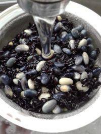 美味早餐黑米豆浆做法图解3)