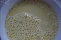 美味的牛奶蒸蛋做法图解4)