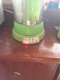 美味的花生枸杞豆浆做法图解4)