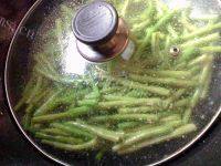 家常菜蒜煸豆角做法图解7)