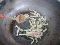 味道不错的肉丝炒蕨菜做法图解7)