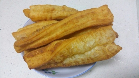 色泽鲜亮的炸油条
