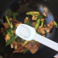 美味营养的青蒜回锅肉做法图解7)