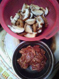 家常菜香菇炒肉片做法图解2)