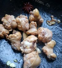 家常的白菜平菇炖鸡块做法图解4)