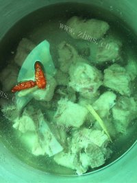 美味的排骨海带汤做法图解3)