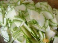 家常菜肉炒角瓜做法图解1)