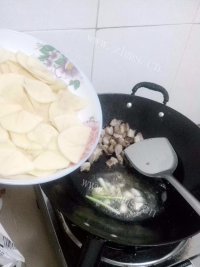 家常菜五花肉炒土豆做法图解4)