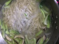 玉盘珍馐的香菇青菜面做法图解6)