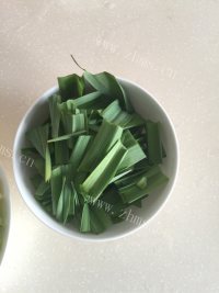 家常菜腊肠炒芹菜做法图解4)
