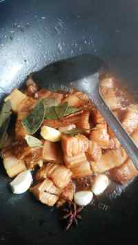 特色美食红烧肉炖土豆做法图解9)