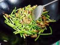 特色美食蒜苔炒五花肉做法图解7)