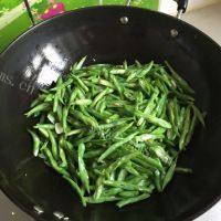 家常菜四季豆炒鸡蛋做法图解7)
