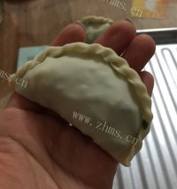色泽鲜亮的韭菜盒子做法图解5)