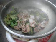 常吃不腻的西兰花炒肉做法图解11)
