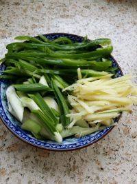 家常菜茭白炒肉丝做法图解2)