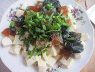 家常松花蛋拌豆腐做法图解5)