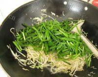 好吃的韭菜炒绿豆芽做法图解4)