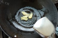 清热去火的百合苦瓜炒牛肉做法图解2)