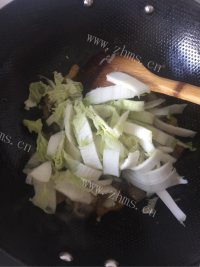 妈妈做大白菜炖五花肉做法图解4)