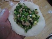 家常韭菜肉馅饼做法图解17)