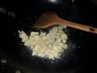 家有大厨之香菇炒鸡蛋做法图解3)