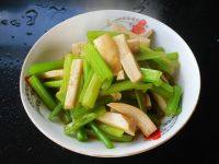 口感饱满的杏鲍菇炒芹菜