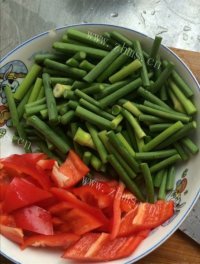 色泽鲜亮的蒜薹炒肉做法图解1)