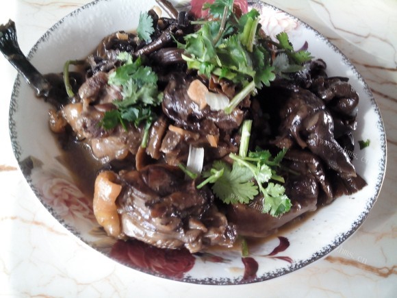 美味的小鸡炖蘑菇