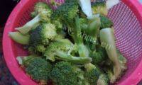 简易的西兰花炒腊肉做法图解3)