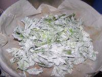 香气逼人的粉蒸芹菜叶做法图解4)
