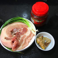 简单易学的美味电饭煲酱香五花肉做法图解1)