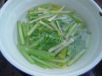 下酒菜花生米拌芹菜做法图解3)
