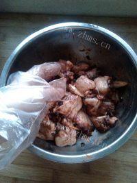 好吃的腐乳豆豉鸡翅煲做法图解5)
